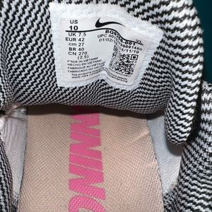 nike zoom winflo black and gray with flowered checker mark. Size 10